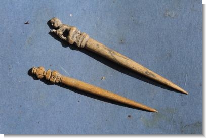 2 x RARE MEDIEVAL BONE CLOCK PIN 