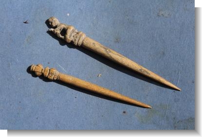 2 x RARE MEDIEVAL BONE CLOCK PIN 