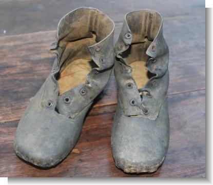 PAIR OF CHILDS CLOGS / SHOES